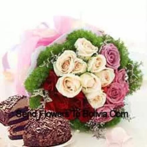 Bouquet de 9 roses roses, 8 blanches et 8 rouges avec des garnitures saisonnières accompagné d'un gâteau Forêt-Noire de 1 lb (1/2 kg).