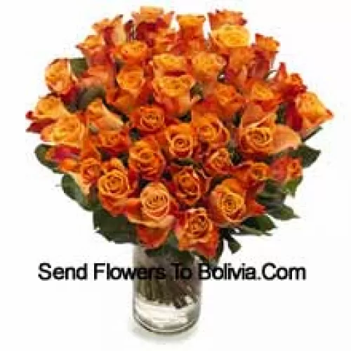 51 Roses Orange avec des Remplisseurs de Saison dans un Vase en Verre