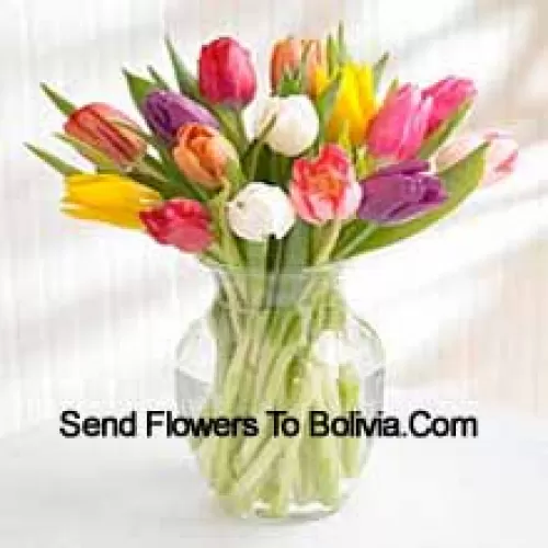 Tulipes colorées mélangées dans un vase en verre - Veuillez noter que en cas de non disponibilité de certaines fleurs saisonnières, celles-ci seront substituées par d'autres fleurs de même valeur