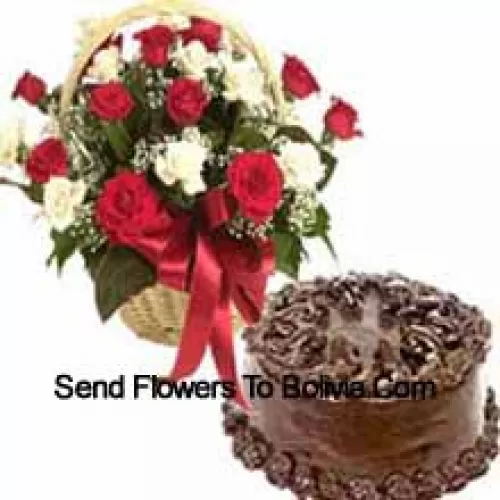 Panier de 25 roses de différentes couleurs et un gâteau au chocolat de 1 kg (2,2 livres)