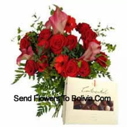 Gérberas rouges et roses rouges dans un vase accompagnés d'une boîte de chocolats